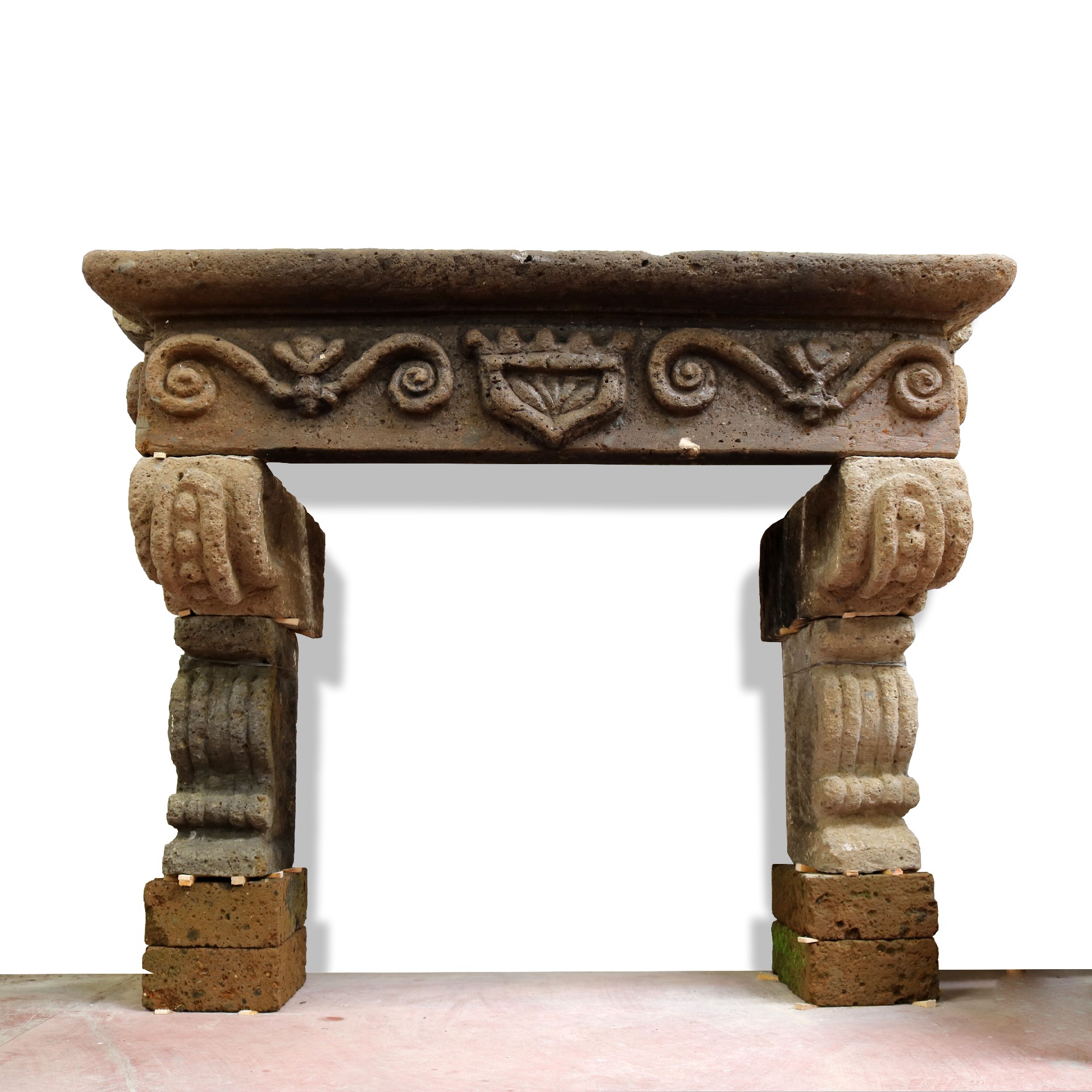 Antique fireplace in tuff, cm 171x113 h. - 1