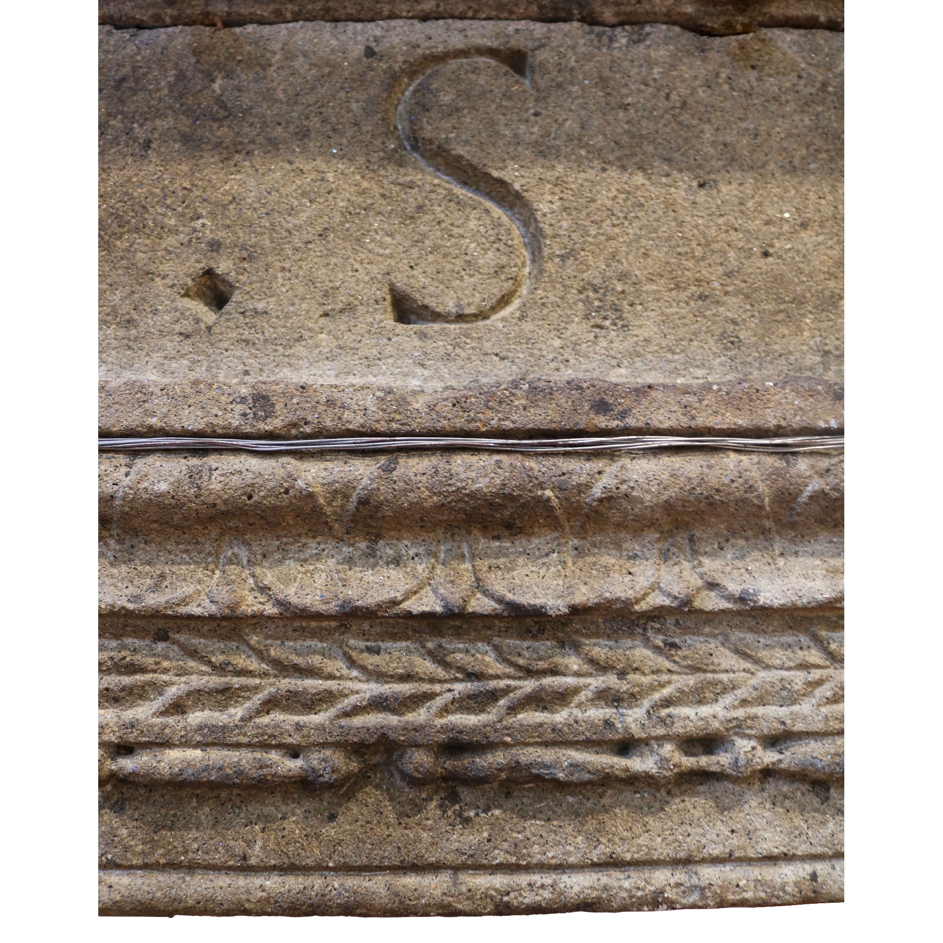 Camino antico in pietra, cm 155x148 h. - 1