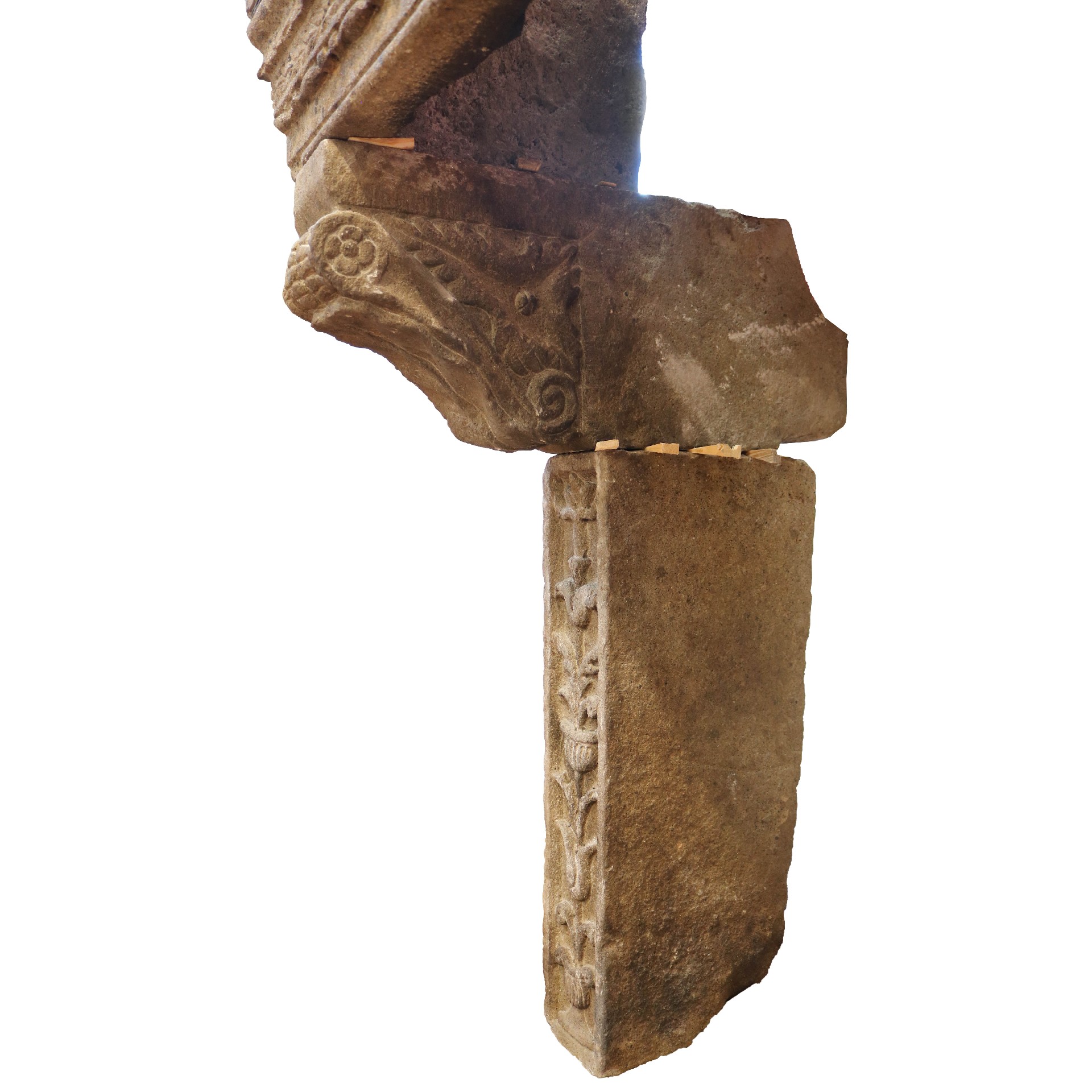 Camino antico in pietra, cm 155x148 h. - 1