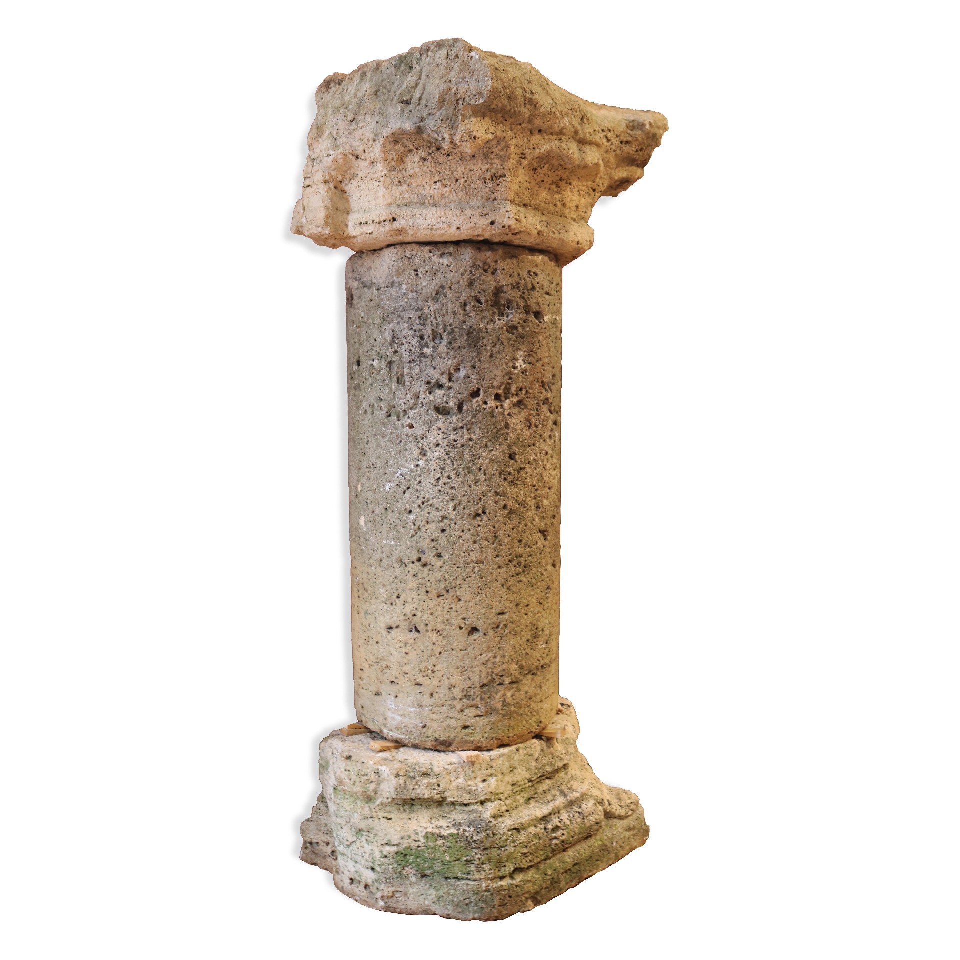 Colonna antica in pietra. - 1