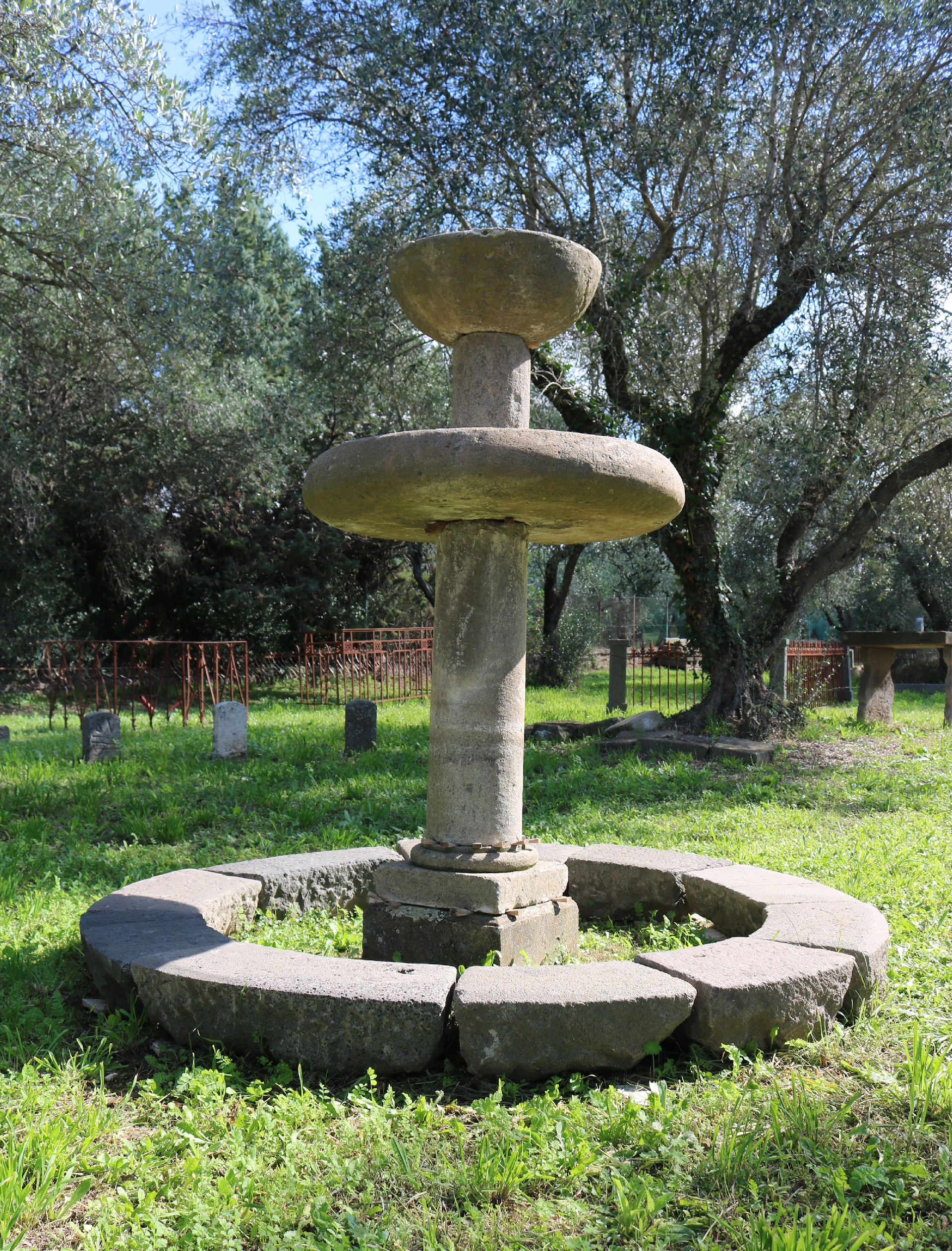 Antica Fontana in pietra. - 1