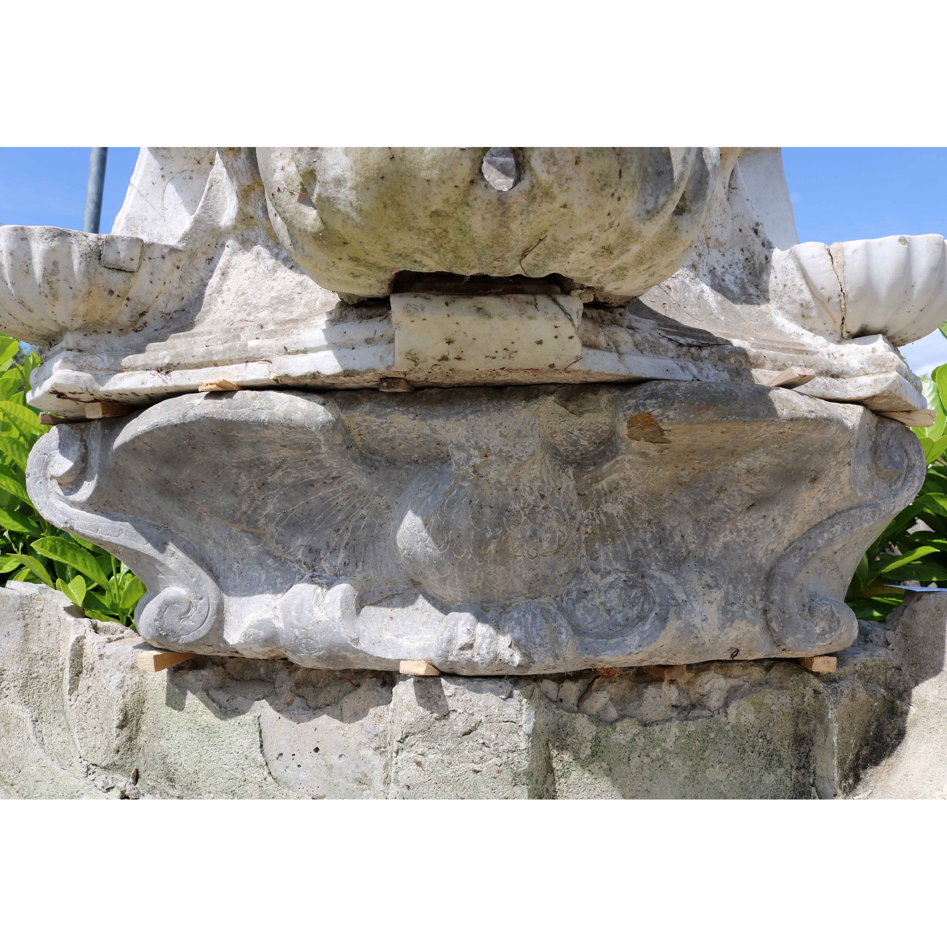 Fontana antica in marmo. - 1