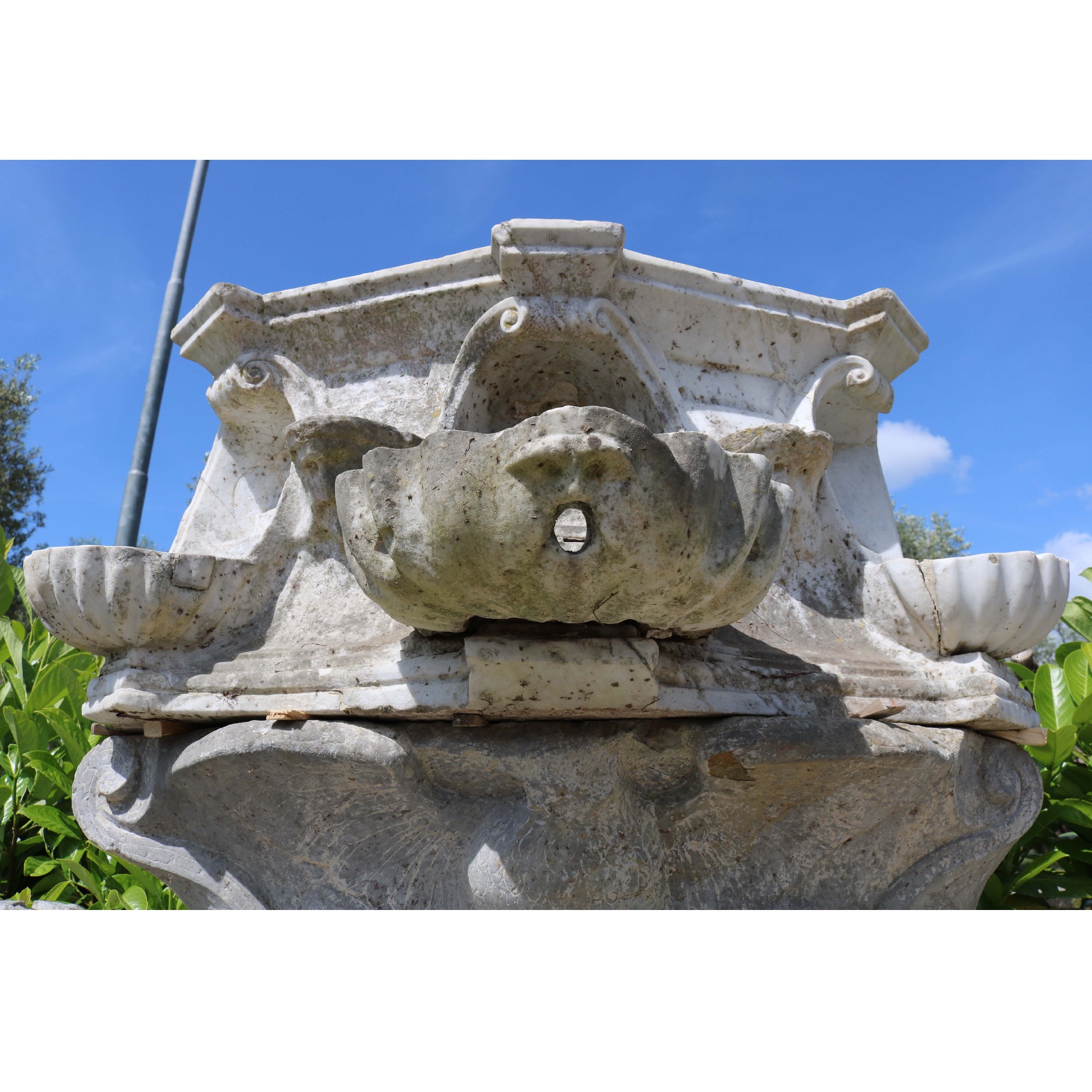 Fontana antica in marmo. - 1