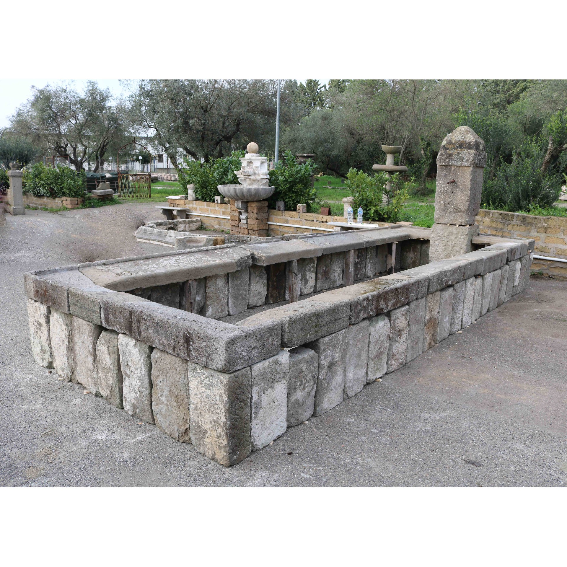 Antico fontanile monumentale in pietra. Epoca 1400/1500. - Fontane Antiche - Arredo Giardino - Prodotti - Antichità Fiorillo