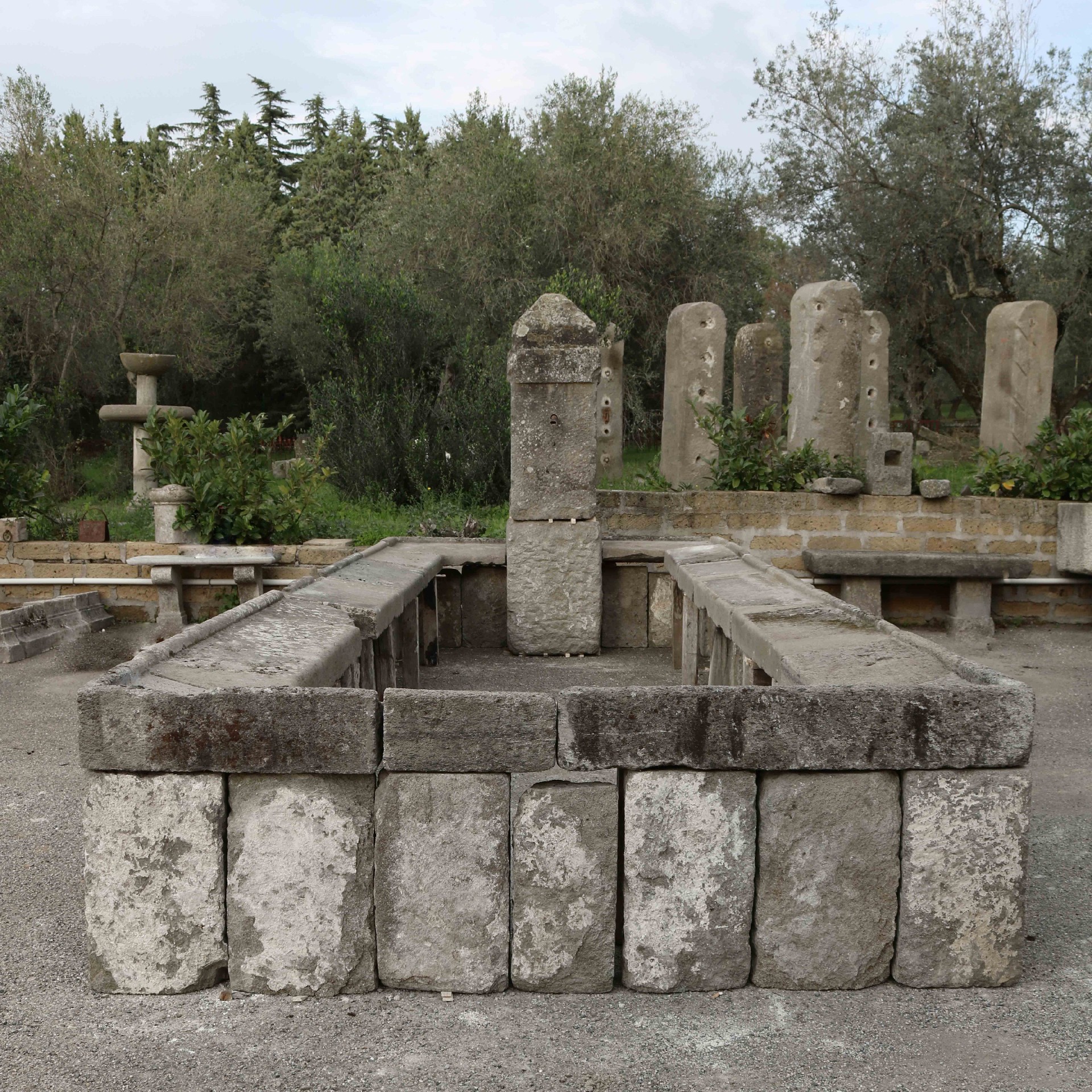 Antico fontanile monumentale in pietra. Epoca 1400/1500. - 1