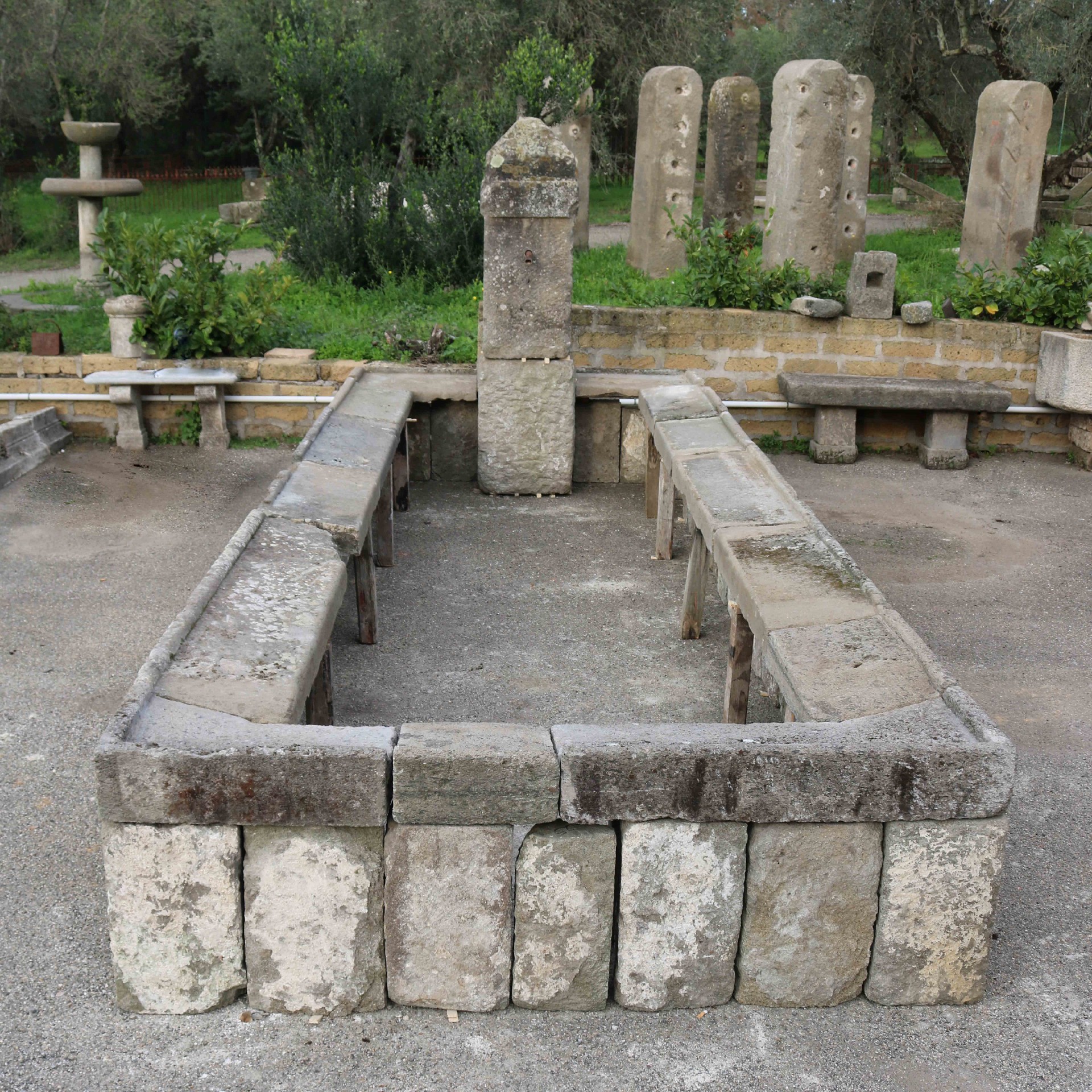 Antico fontanile monumentale in pietra. Epoca 1400/1500. - 1