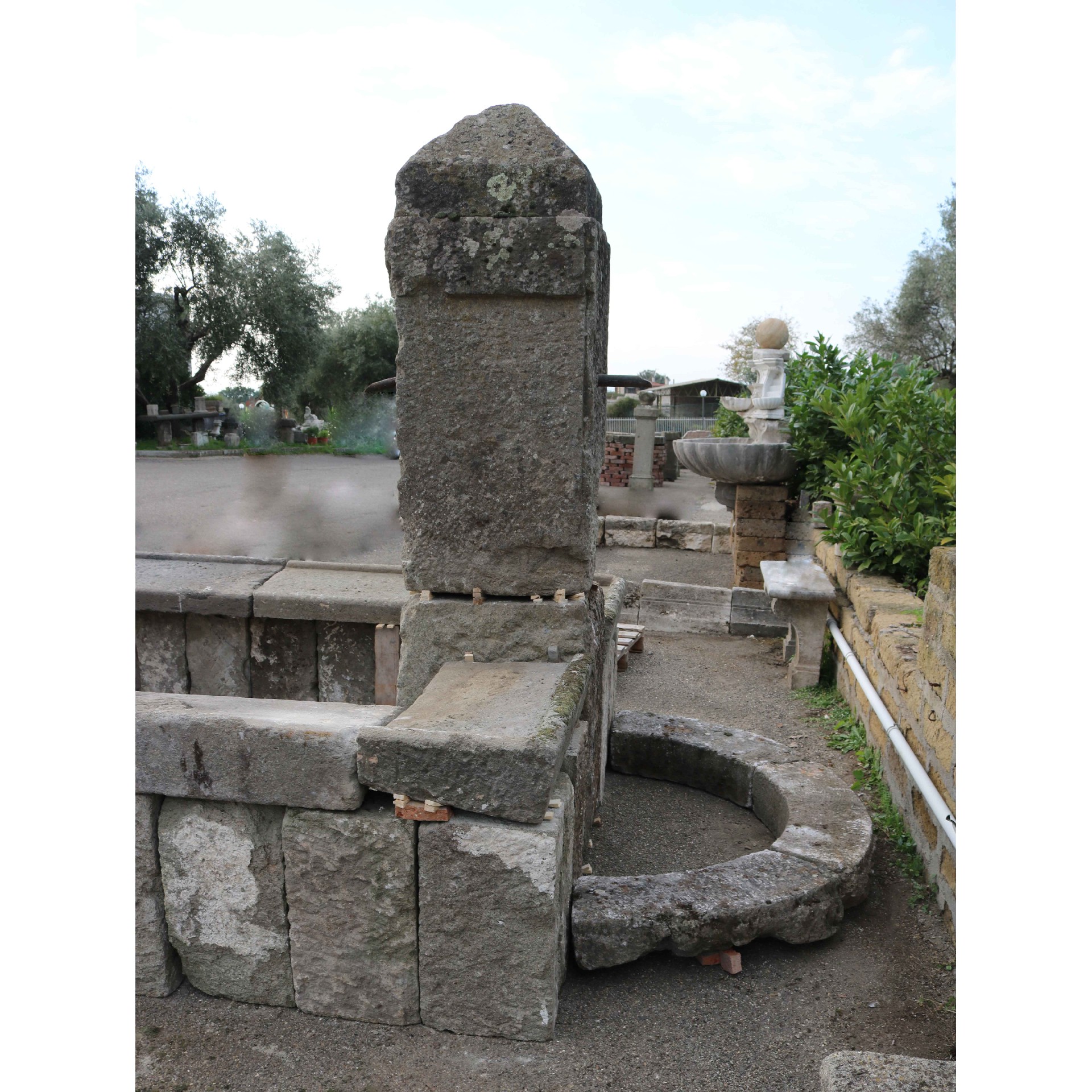 Antico fontanile monumentale in pietra. Epoca 1400/1500. - 1