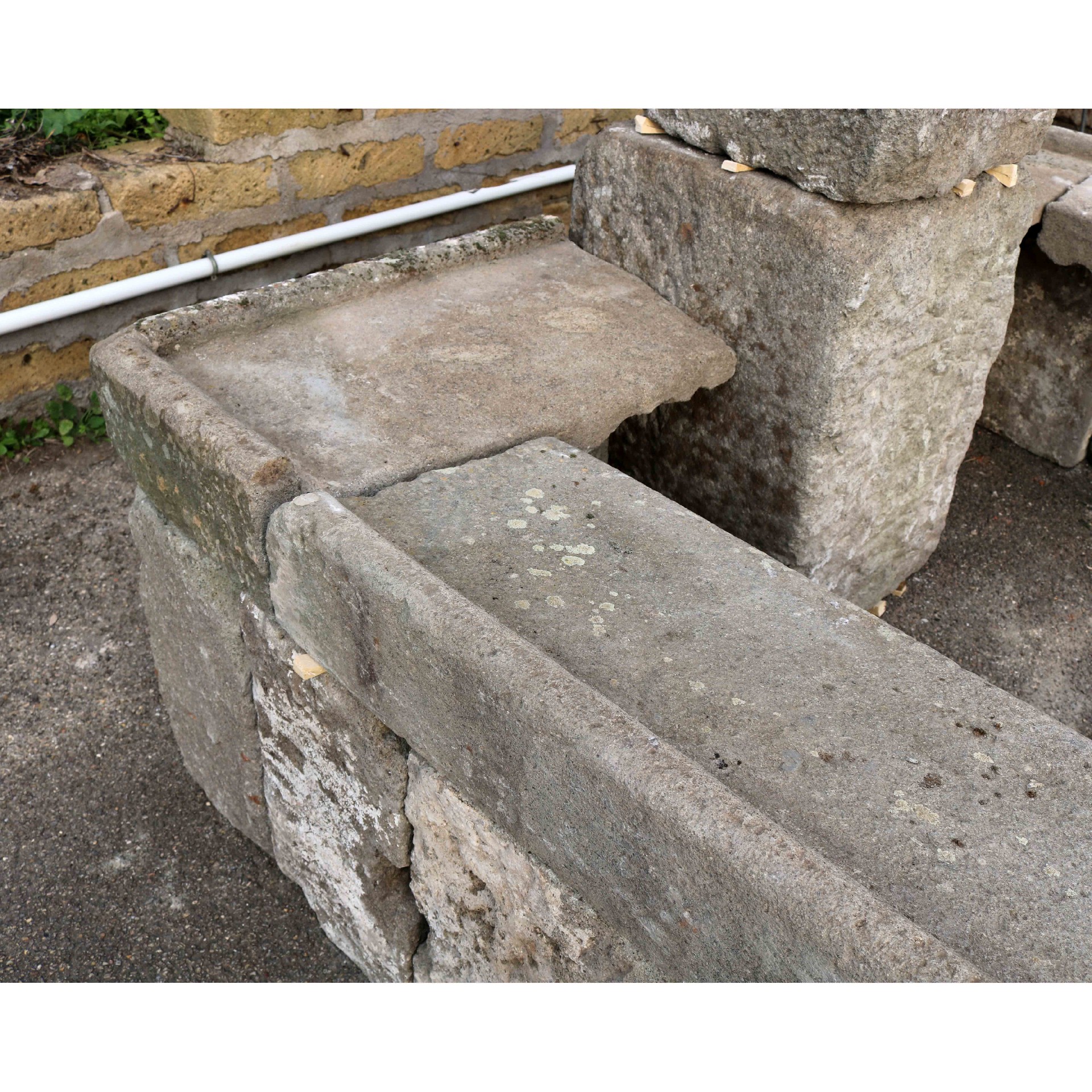 Antico fontanile monumentale in pietra. Epoca 1400/1500. - 1