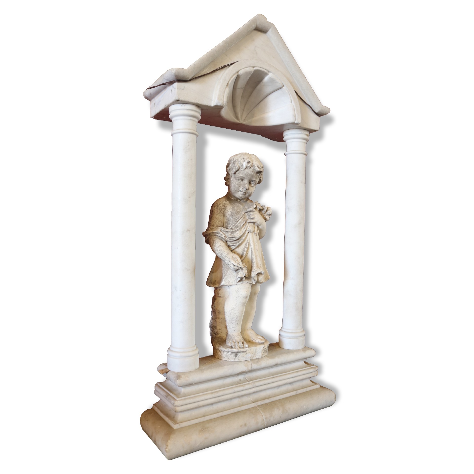 Niche in marble with a small statue. - 1