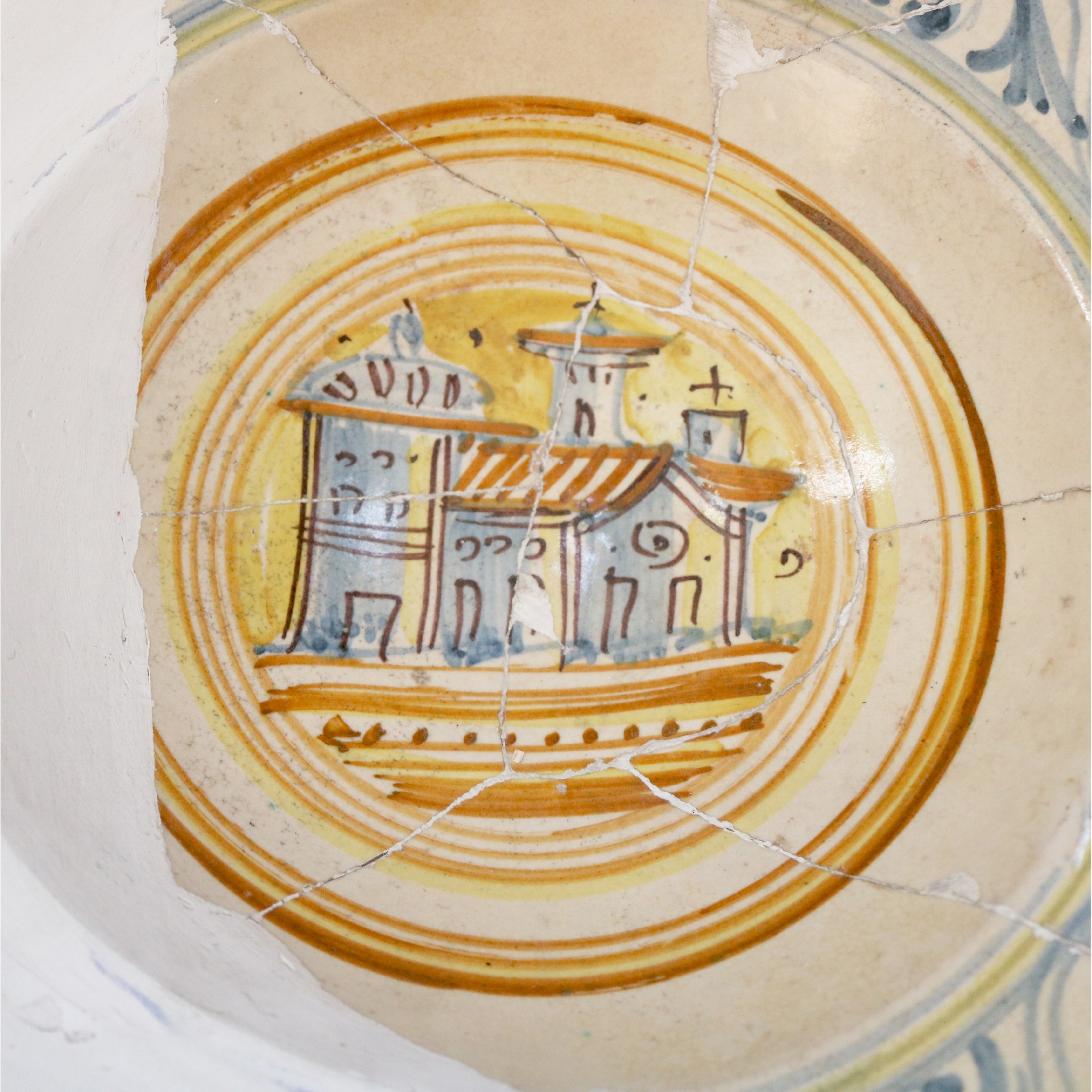 Antico piatto in maiolica.  - 1