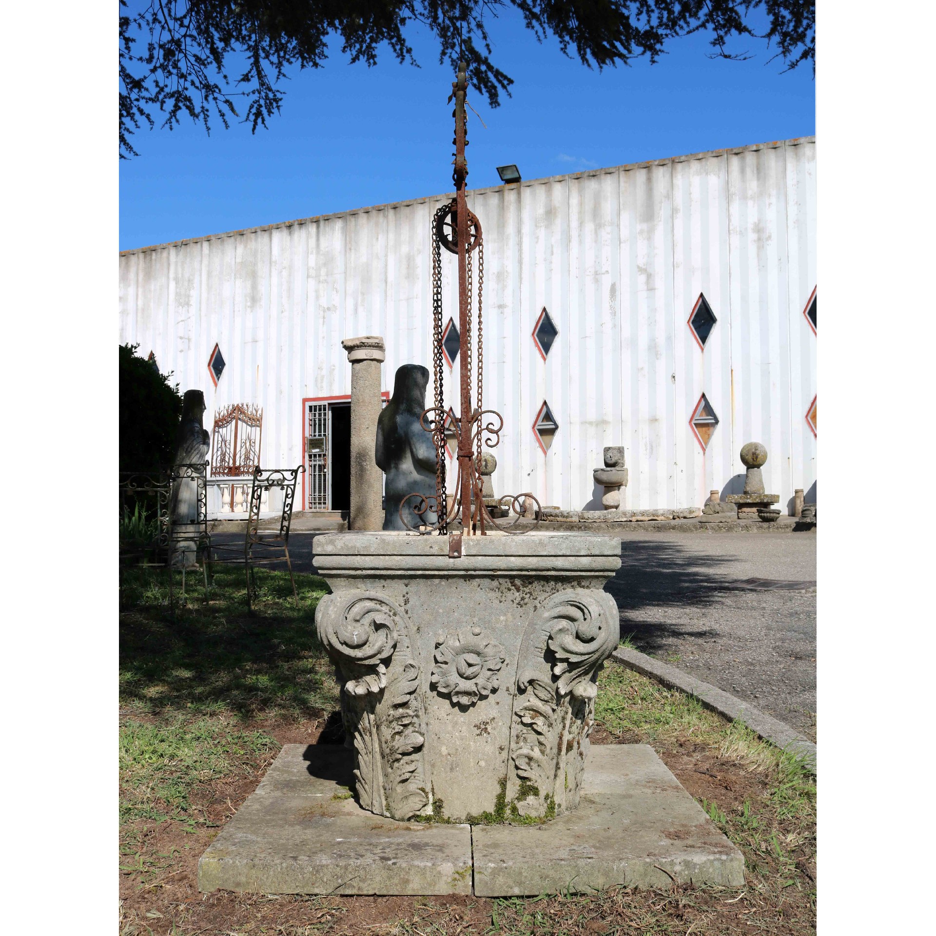 Ancient stone well. Louis XIV era. - 1