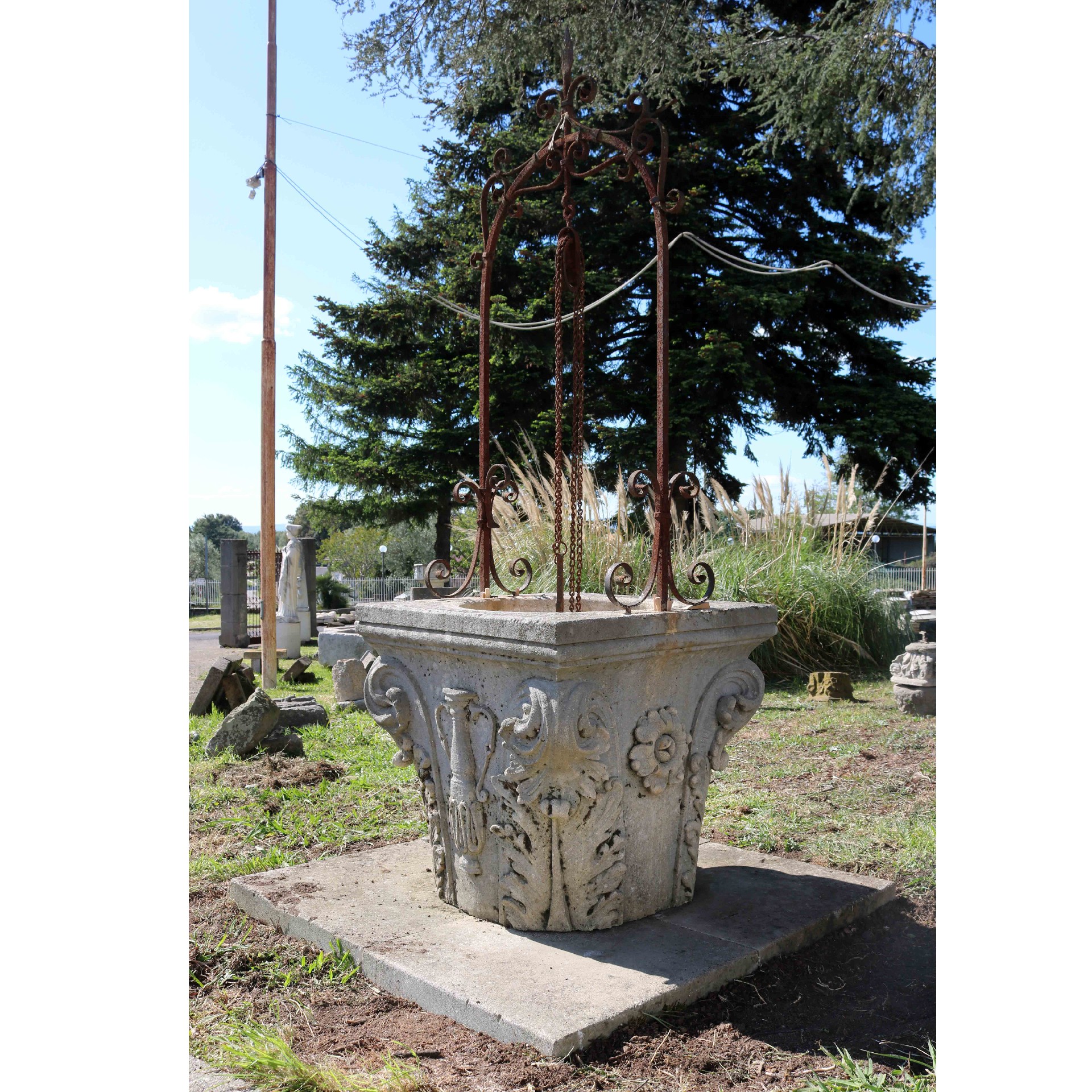 Ancient stone well. Louis XIV era. - 1