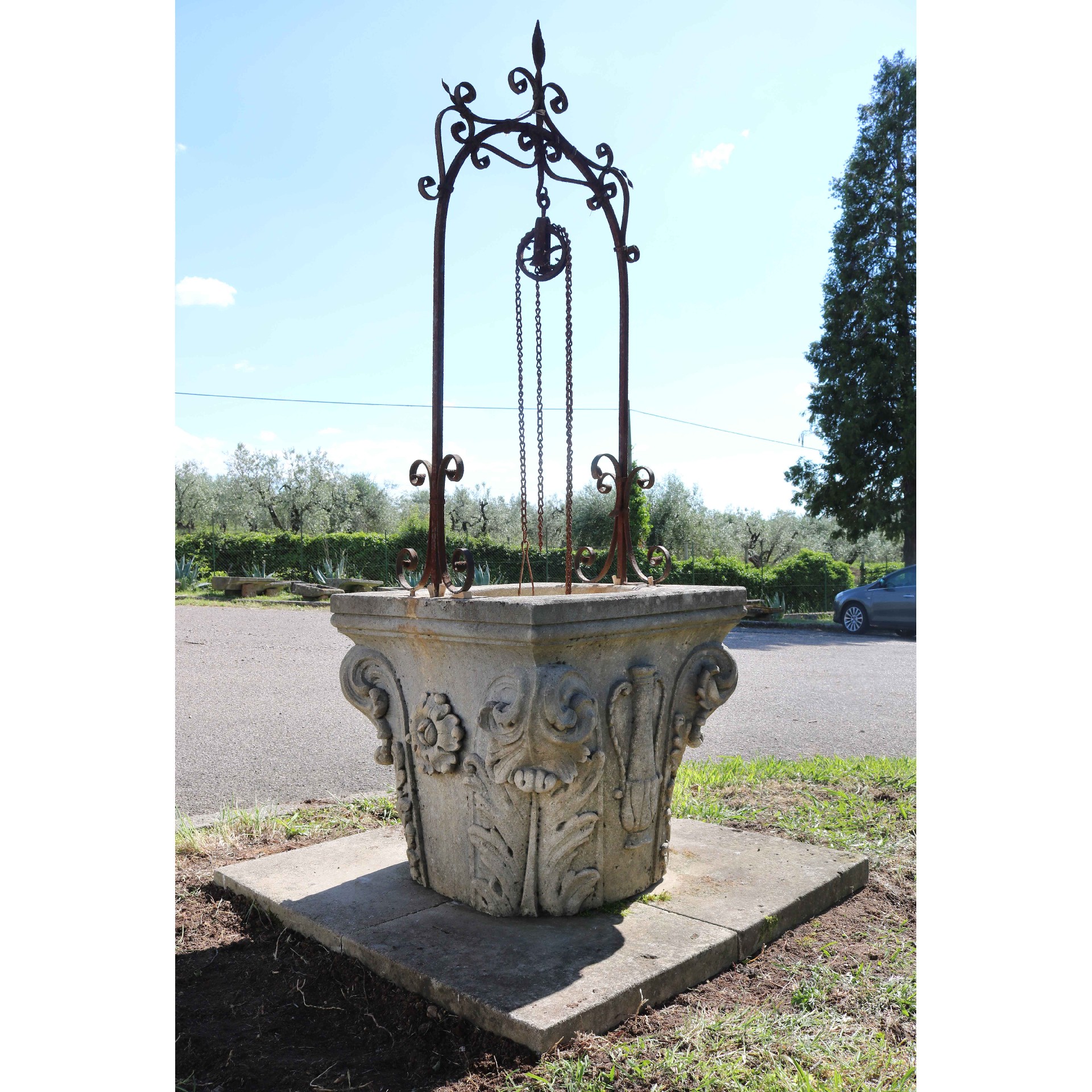 Ancient stone well. Louis XIV era. - 1