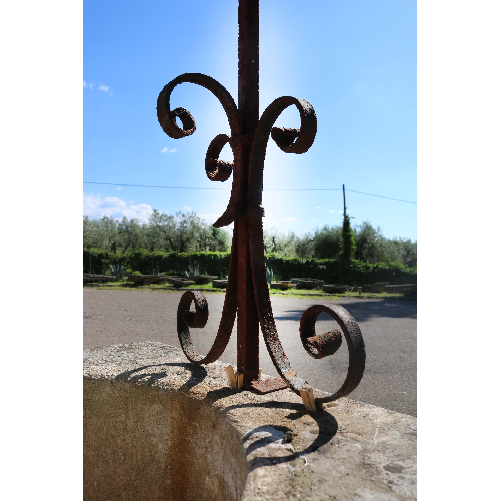 Ancient stone well. Louis XIV era. - 1