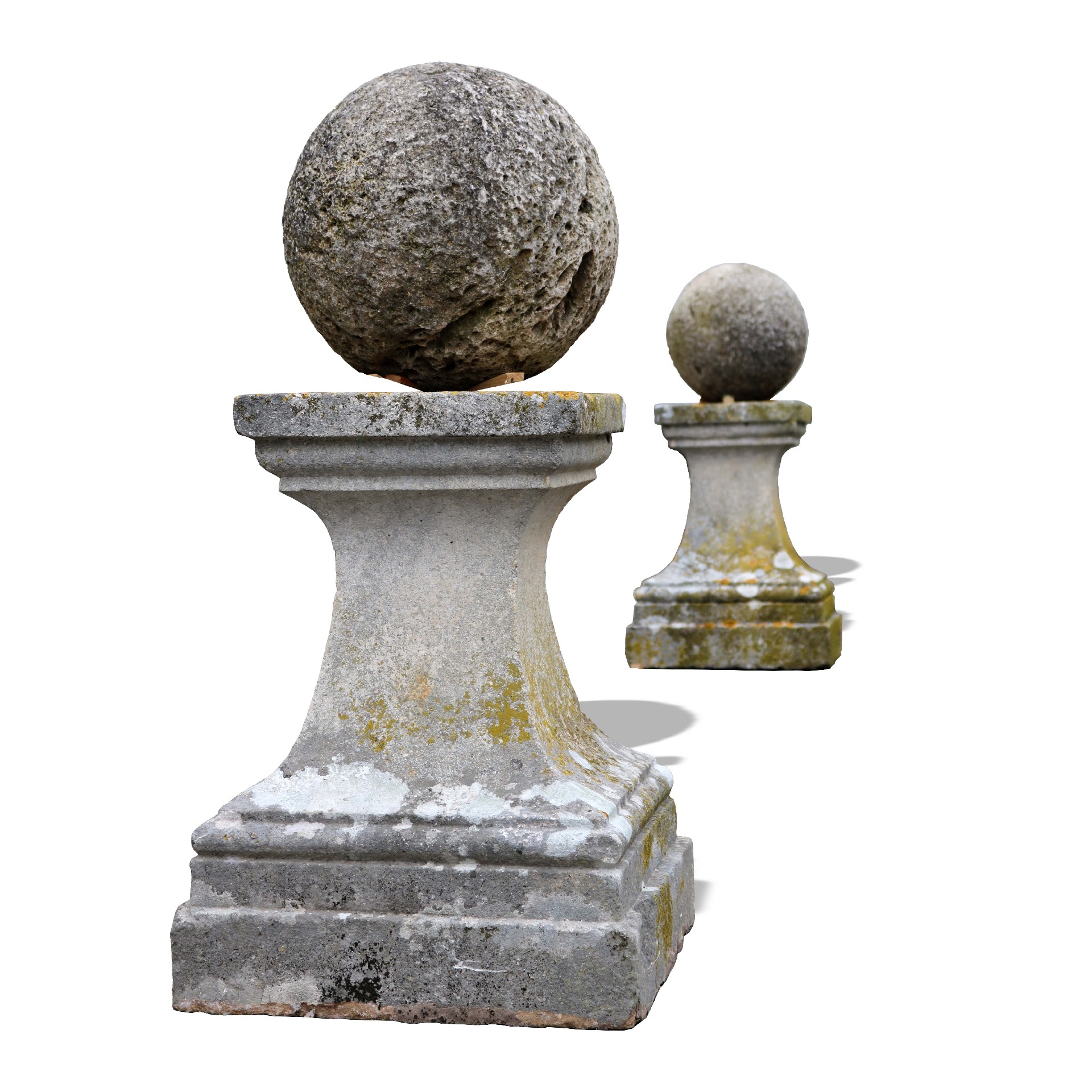 Ancient pair of stone gate finials. Period 1700. - 1