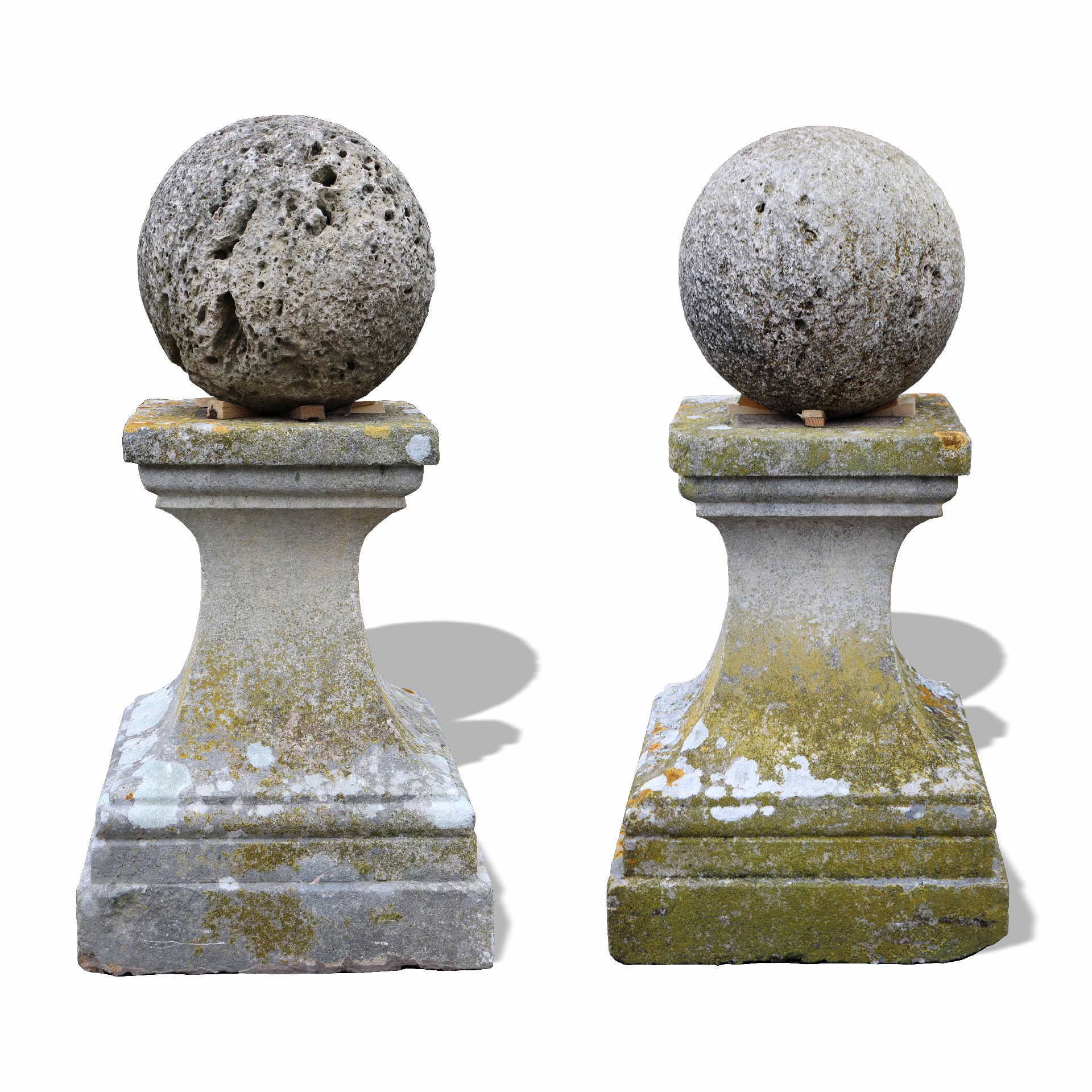 Ancient pair of stone gate finials. Period 1700. - 1