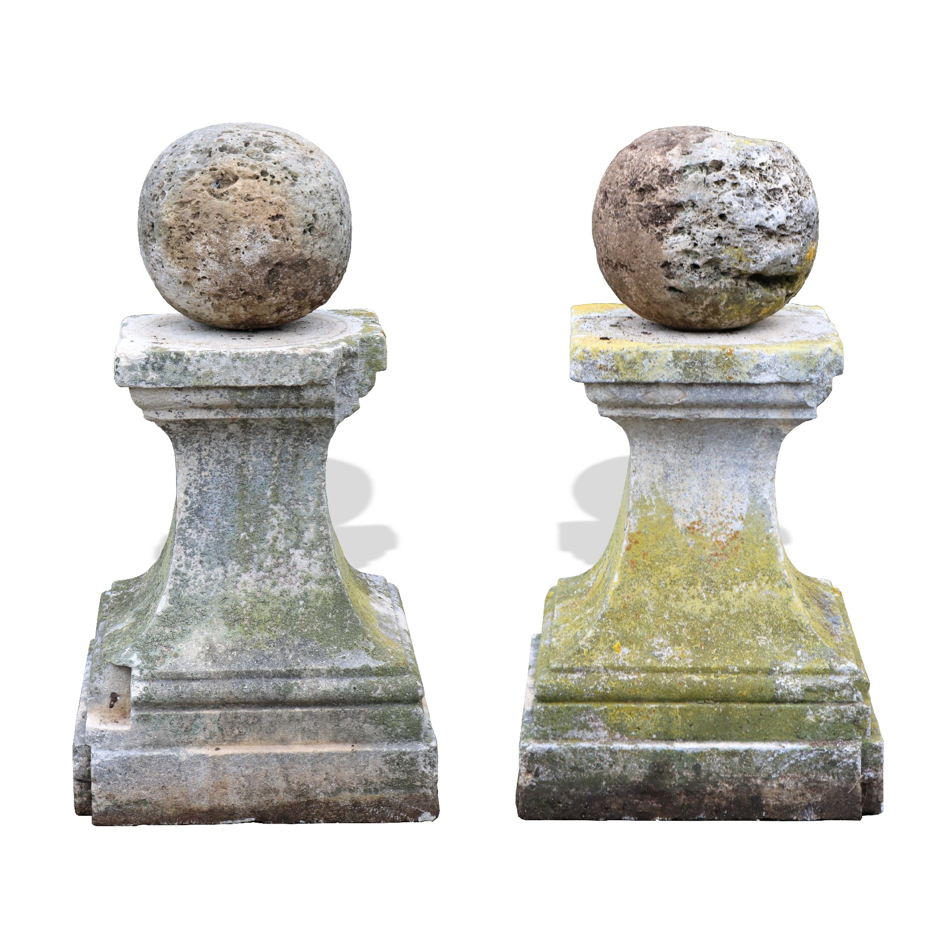 Ancient pair of stone gate finials. Period 1700. - 1