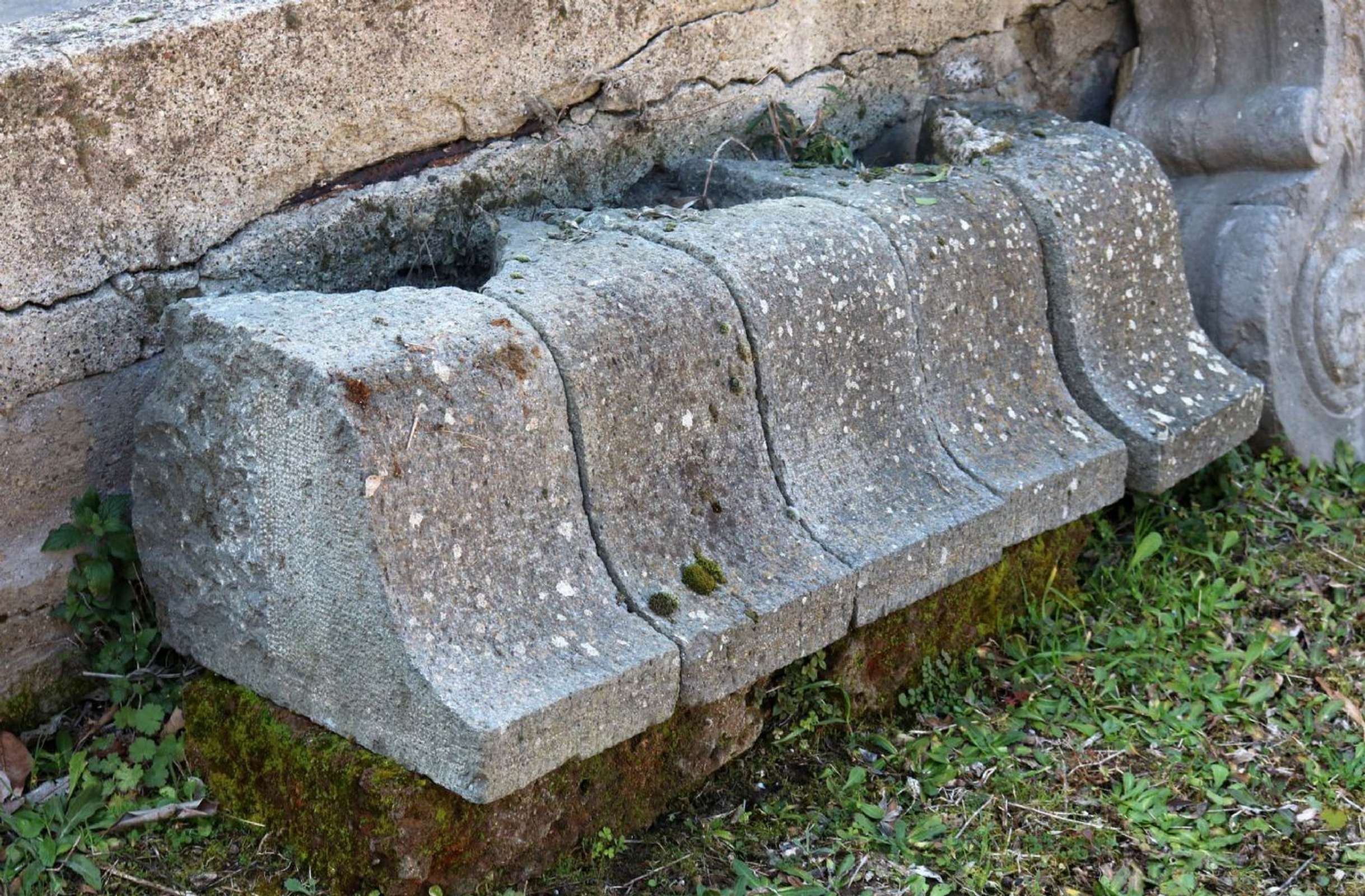 Nr. 5 mensoline in pietra - Mensole antiche - Architettura - Prodotti - Antichità Fiorillo