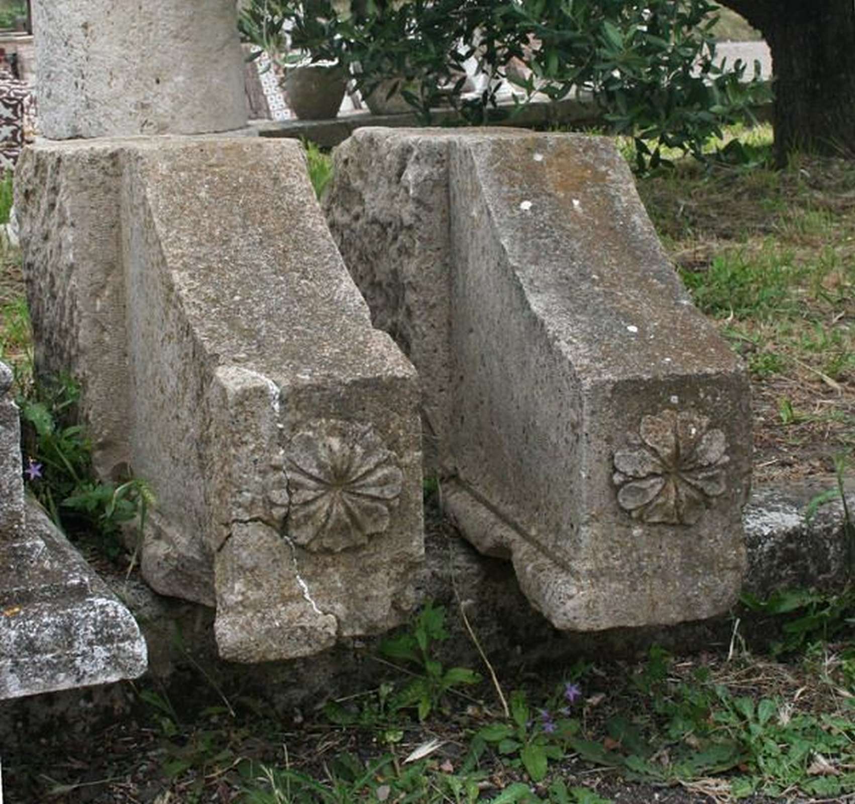 Coppia di mensole in pietra - Mensole antiche - Architettura - Prodotti - Antichità Fiorillo