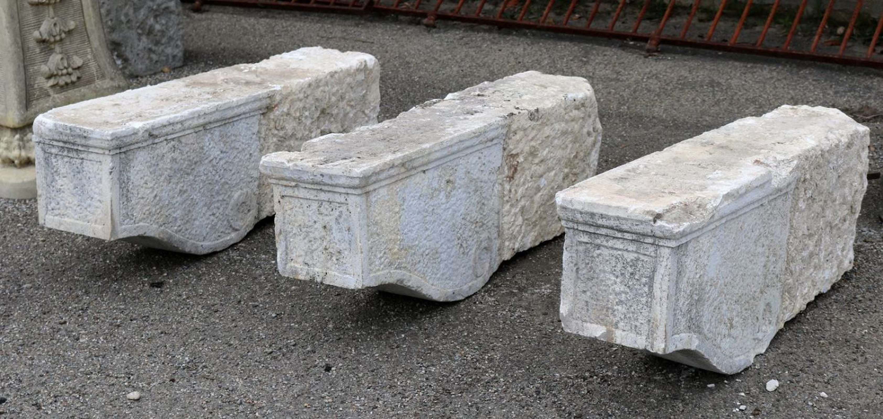 Tre antiche mensole in pietra. Epoca 1800. - Mensole antiche - Architettura - Prodotti - Antichità Fiorillo
