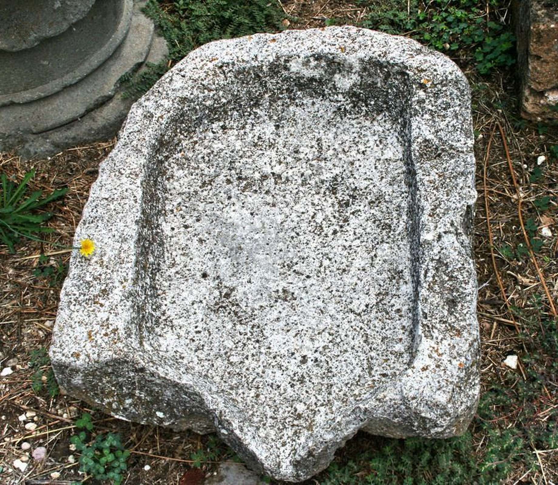 Antico sgocciolatoio in pietra - 1