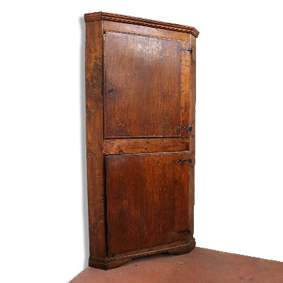 Antique corner unit in chestnut wood. Louis XIV period. 