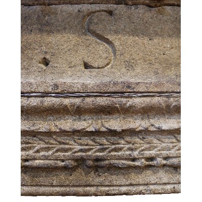 Camino antico in pietra, cm 155x148 h. 