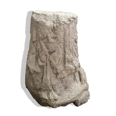 Antico capitello in pietra  
