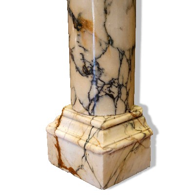 Colonna antica in marmo. 