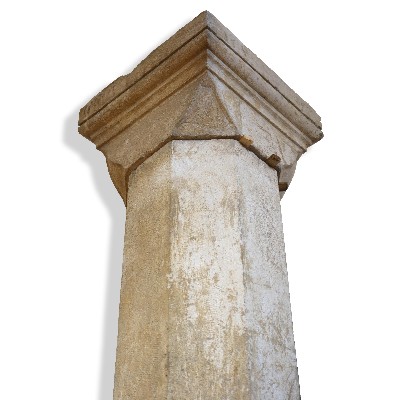 Coppia di colonne antiche in pietra. 