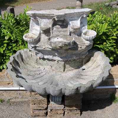 Fontana antica in marmo. 