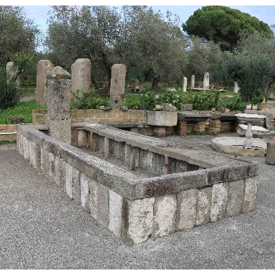 Antico fontanile monumentale in pietra. Epoca 1400/1500. 