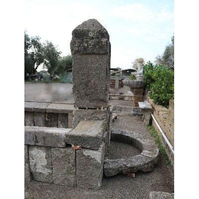 Antico fontanile monumentale in pietra. Epoca 1400/1500. 