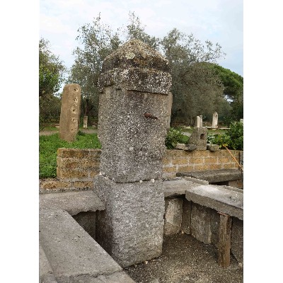 Antico fontanile monumentale in pietra. Epoca 1400/1500. 