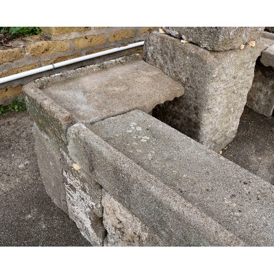 Antico fontanile monumentale in pietra. Epoca 1400/1500. 