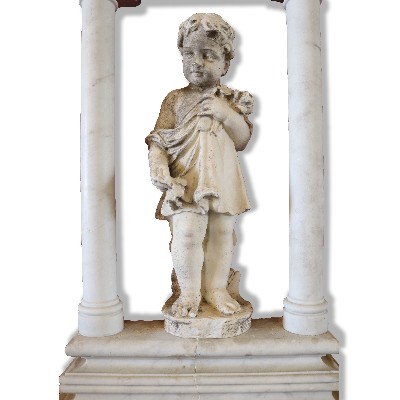 Niche in marble with a small statue. 