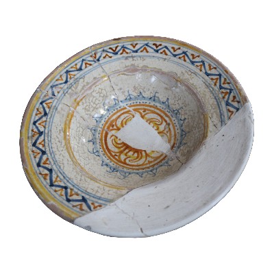 Antico piatto in maiolica. Epoca XVI secolo. 