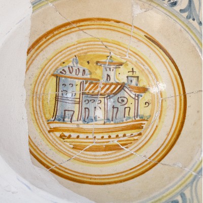 Antico piatto in maiolica.  