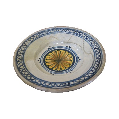 Antico piatto in maiolica. Epoca XVI secolo. 