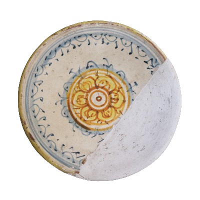 Antico piatto in maiolica. Epoca XVI secolo. 