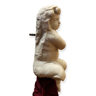 Scultura in marmo raffigurante putto. 