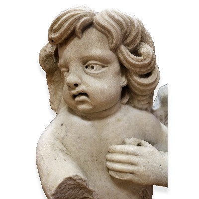 Scultura in marmo raffigurante putto. 