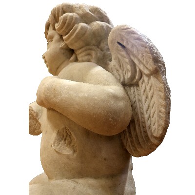 Scultura in marmo raffigurante putto. 