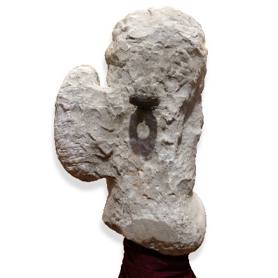 Scultura in marmo raffigurante putto. 